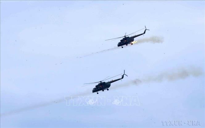 Trực thăng Mi-17 hướng thẳng đến mục tiêu, phóng toàn bộ số lượng rocket mang theo trùm lên vị trí hỏa lực của đối phương tại Diễn tập khu vực phòng thủ thành phố Hà Nội 2024. Ảnh: An Đăng - TTXVN