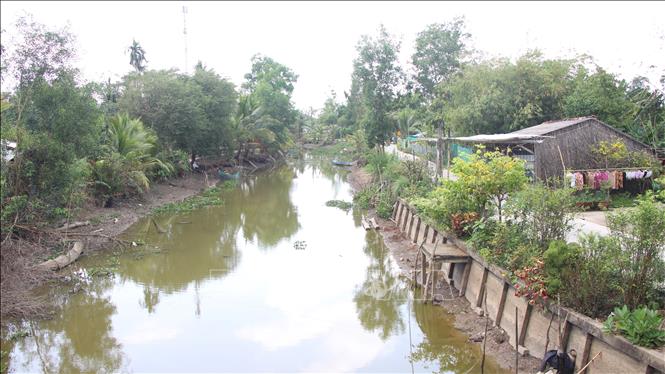 Một đoạn sông trên địa bàn xã Khánh Bình (tỉnh Cà Mau) mực nước xuống thấp. Ảnh: Chanh Đa –TTXVN