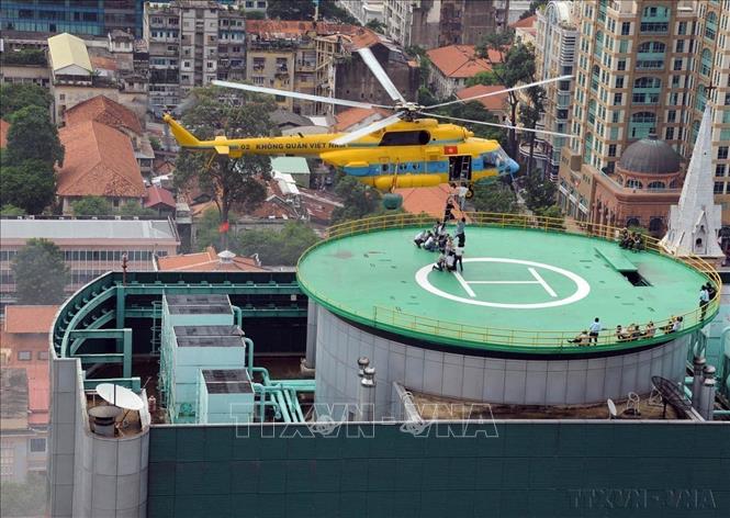 Máy bay của Trung đoàn trực thăng 917-Đoàn Đồng Tháp (Sư đoàn 370) tham gia diễn tập quốc gia về chữa cháy, tìm kiếm cứu nạn, cứu hộ, nhằm đối phó với các tình huống mang tính chất thảm họa, tai họa do cháy nổ tại các tòa nhà cao tầng ở TP. Hồ Chí Minh, ngày 14/8/2013. Ảnh: TTXVN