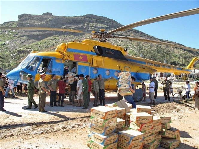 Máy bay trực thăng của Sư đoàn không quân 372 chở 560 thùng mì cứu trợ cho đồng bào huyện đảo Lý Sơn (Quảng Ngãi) bị thiệt hại do bão số 9 gây ra, ngày 30/10/2009. Ảnh: Thanh Long - TTXVN