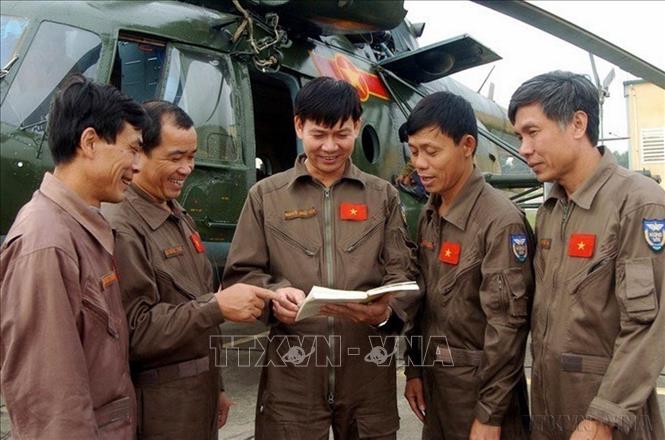 Phi công Trung đoàn không quân 916 (Sư đoàn 371) trao đổi kinh nghiệm sau giờ bay huấn luyện. Ảnh: Trọng Đức - TTXVN