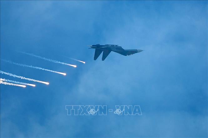 Máy bay Tiêm kích Su30-MK2 của lực lượng Không quân Việt Nam bay trình diễn tại lễ khai mạc Triển lãm Quốc phòng Quốc tế Việt Nam 2024. Ảnh: Dương Giang - TTXVN