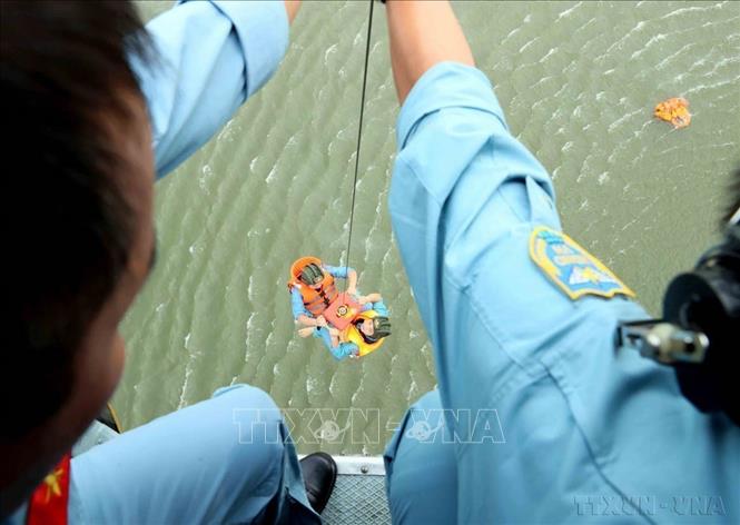 Tổ bay trực thăng thực hành bay cẩu vớt người bị nạn tại Hội thao tìm kiếm, cứu hộ-cứu nạn đường không Quân chủng PK-KQ năm 2024. Ảnh: An Đăng - TTXVN