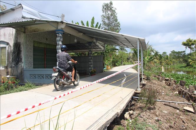 Trước việc xuất hiện các vị trí sạt lở mới, chính quyền xã Khánh Bình (tỉnh Cà Mau) đã cắm biển cảnh báo nguy hiểm, giăng dây phản quang tại các vị trí sạt lở. Ảnh: Chanh Đa –TTXVN