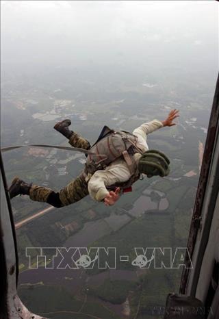 Chiến sĩ Trung đoàn trực thăng 916-Đoàn Ba Vì (Sư đoàn 371) thực hiện bài nhảy dù từ độ cao 1200 mét. Ảnh: Trọng Đức-TTXVN