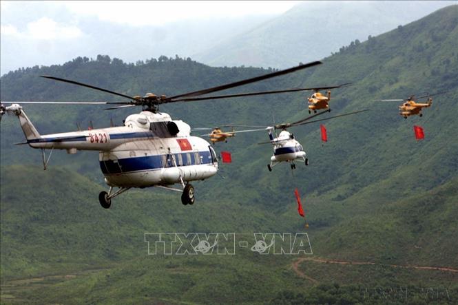 Luyện tập bay kéo cờ,  bay ghép hình của đội  trực thăng 916 chuẩn bị phục vụ Đại lễ  kỷ niệm 1000 năm Thăng Long-Hà Nội. Ảnh: Trọng Đức - TTXVN.