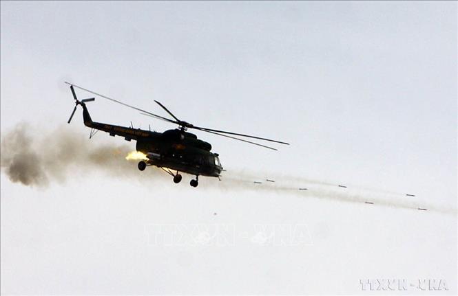 Máy bay trực thăng phóng tên lửa tiêu diệt mục tiêu dưới mặt đất tại Diễn tập chiến thuật có bắn đạn thật cấp tiểu đoàn do Binh đoàn Cửu Long tổ chức. Ảnh: Trọng Đức - TTXVN