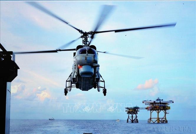 Không quân Hải quân huấn luyện tại Nhà giàn DK1. Ảnh: TXVN phát