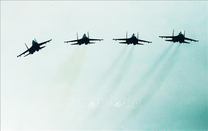 Máy bay tiêm kích Su-30MK2 của lực lượng không quân Việt Nam bay trình diễn tại lễ khai mạc Triển lãm Quốc phòng Quốc tế Việt Nam 2024. Ảnh: Lâm Khánh-TTXVN