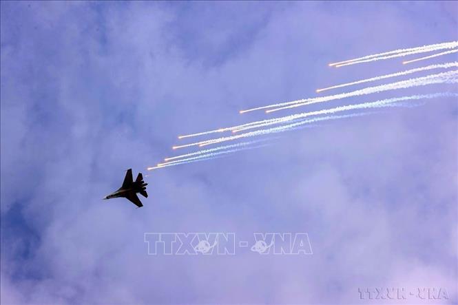 Biên đội máy bay tiêm kích Su-30MK2 bay biểu diễn nhả đạn nhiễu chào mừng khai mạc Triển lãm Quốc phòng quốc tế Việt Nam 2024. Ảnh: Huy Hùng - TTXVN