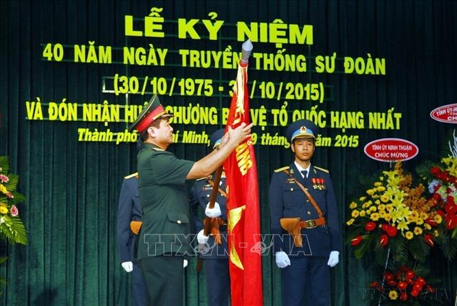 Trung tướng Võ Văn Tuấn, Phó tổng Tham mưu trưởng QĐND Việt Nam thừa ủy quyền của Chủ tịch nước gắn Huân chương Bảo vệ Tổ quốc lên Quân kỳ Quyết thắng của Sư đoàn Không quân 370 (2015). Ảnh: Mạnh Linh-TTXVN