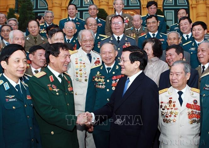 Chủ tịch nước Trương Tấn Sang gặp gỡ các cựu chiến binh từng tham gia chiến đấu đánh máy bay Mỹ B-52 trong trận 12 ngày đêm năm 1972, ngày 28/12/2012. Ảnh: Nguyễn Khang – TTXVN