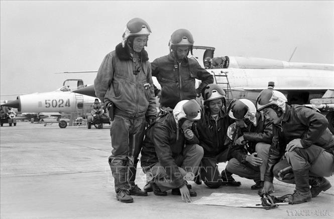 Chấp hành nghiêm chỉnh mệnh lệnh chiến đấu của Bộ Tổng Tư lệnh, các chiến sĩ đoàn Sao Đỏ (đơn vị anh hùng) không quân nhân dân luôn nâng cao cảnh giác, khẩn trương rèn luyện, nắm chắc kỹ thuật hiện đại, quyết tâm đã cất cánh là đánh thắng (1972). Ảnh: TTXVN