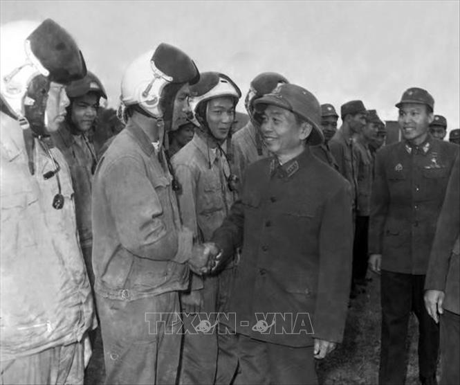 Đại tướng Võ Nguyên Giáp đến thăm, chúc Tết cán bộ, chiến sĩ Trung đoàn 921-Đoàn Không quân Sao Đỏ nhân dịp Tết Nguyên đán Ất Mão (tháng 1/1975). Ảnh: Vũ Tạo - TTXVN