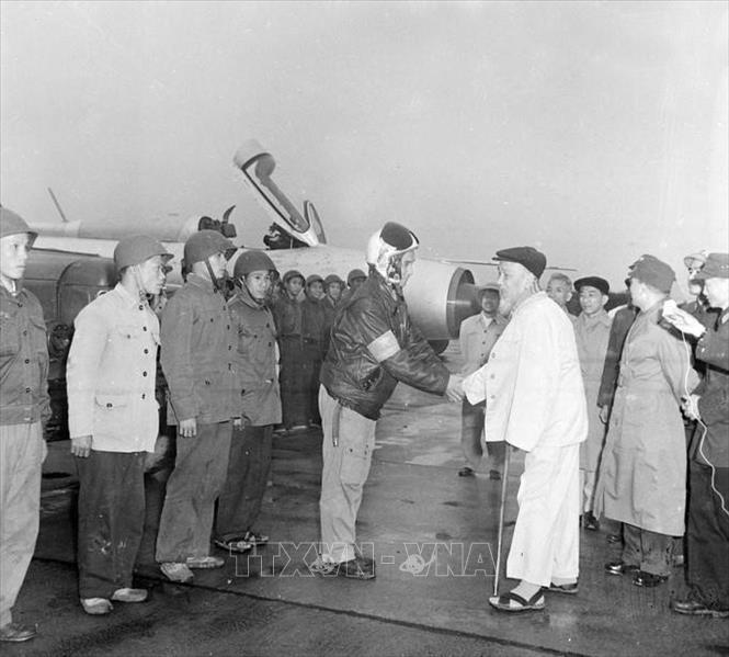 Nhân dịp Tết Nguyên đán Đinh Mùi (9/2/1967), Chủ tịch Hồ Chí Minh đến thăm và chúc Tết cán bộ, chiến sĩ Trung đoàn không quân 921-Đoàn Không quân Sao Đỏ. Ảnh: TTXVN