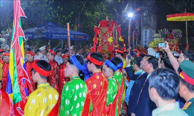 Kiệu ấn được rước vào đền Thiên Trường, nơi thờ các vị vua Trần. Ảnh: Công Luật - TTXVN