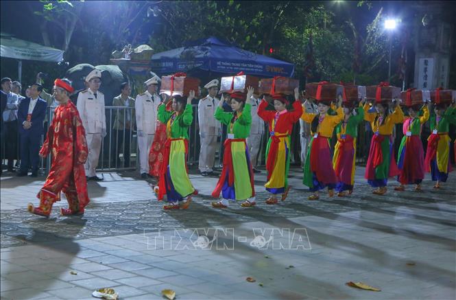 Các hòm ấn được chuyển vào đền Thiên Trường, nơi thờ các vị vua Trần. Ảnh: Công Luật - TTXVN