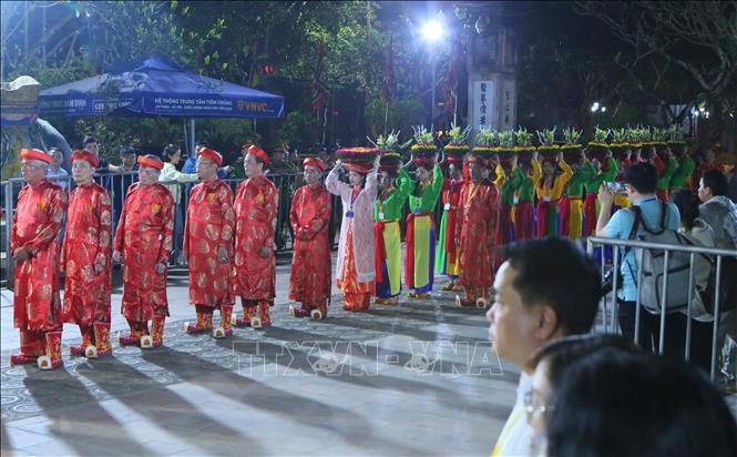 Các bậc cao niên Tổ dân phố Tức Mặc dâng lễ tại đền Thiên Trường trước khi thực hiện nghi lễ khai ấn. Ảnh: Công Luật - TTXVN