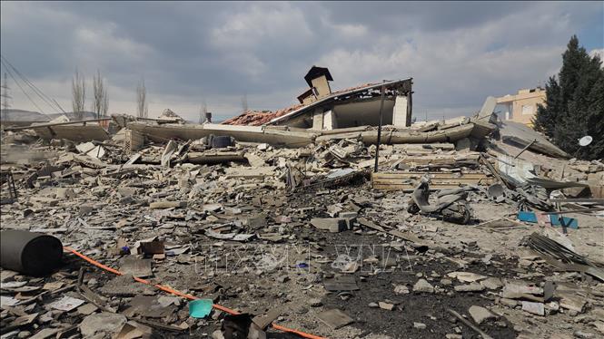 Cảnh đổ nát sau vụ không kích của Israel tại thị trấn Hosh al-Rafqa, gần Baalbek, miền Đông Liban ngày 2/3/2026. Ảnh: THX/TTXVN