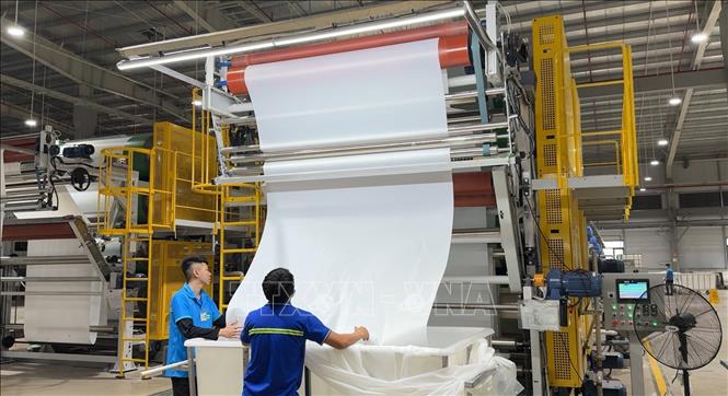 Người lao động ở Công ty TNHH PNS CHUN (KCN Vsip Tịnh Phong, Quảng Ngãi) trở lại làm việc sau kỳ nghỉ Tết Nguyên đán 2026. Ảnh: Hải Âu-TTXVN 