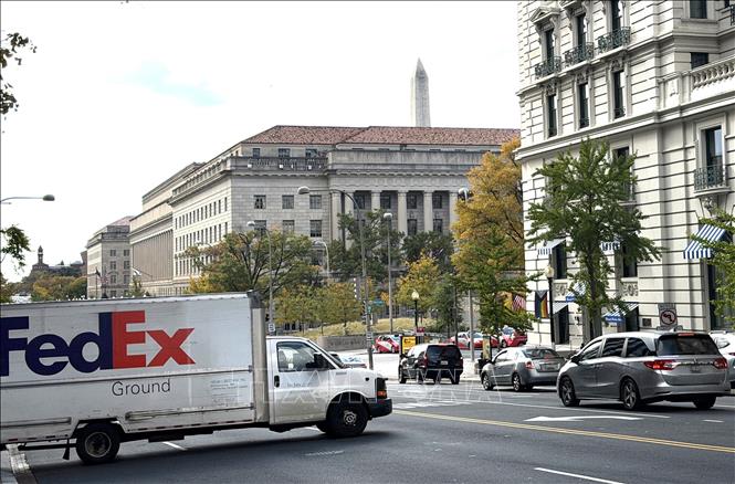 Xe vận chuyển bưu kiện, thư tín của công ty chuyển phát nhanh FedEx trên đường phố Washington DC. Ảnh: Ngọc Quang - PV TTXVN tại Mỹ