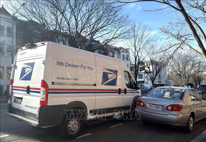 Xe vận chuyển bưu kiện, thư tín của Dịch vụ Bưu chính Mỹ (USPS) trên đường phố Washington DC. Ảnh: Ngọc Quang - PV TTXVN tại Mỹ