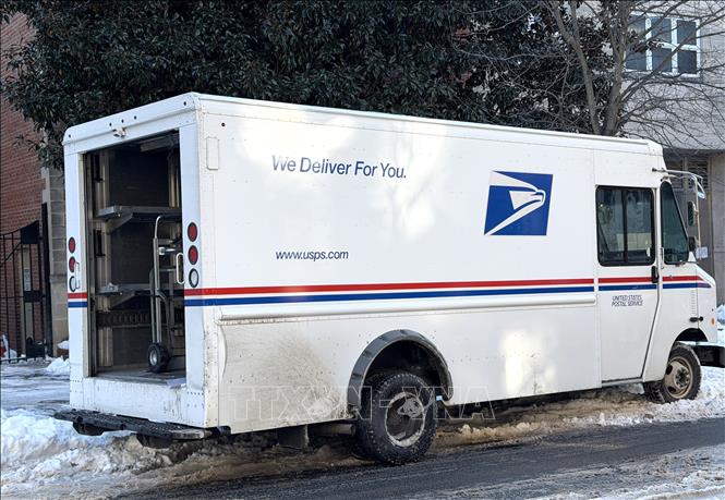 Xe vận chuyển bưu kiện, thư tín của Dịch vụ Bưu chính Mỹ (USPS) trên đường phố Washington DC. Ảnh: Ngọc Quang - PV TTXVN tại Mỹ