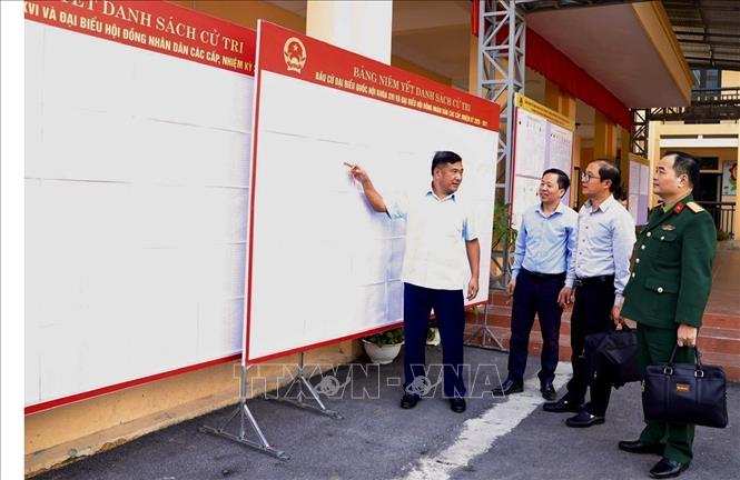Lãnh đạo HĐND tỉnh Tuyên Quang kiểm tra công tác niêm yết danh sách cử tri tại xã Sủng Máng, yêu cầu rà soát kỹ lưỡng, bảo đảm đầy đủ, chính xác quyền bầu cử của nhân dân. Ảnh: TTXVN phát
