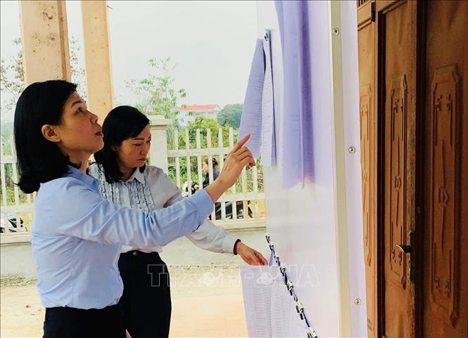 Lãnh đạo xã Bình Ca (tỉnh Tuyên Quang) rà soát danh sách cử tri tại khu vực bỏ phiếu, bảo đảm chính xác, công khai, tạo điều kiện thuận lợi để người dân theo dõi trước ngày bầu cử. Ảnh: TTXVN phát