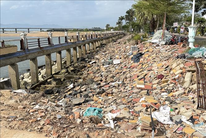 Kè Bạch Đằng hư hỏng nặng do bão lũ gây ra trong nhiều năm. Ảnh: Tường Quân - TTXVN