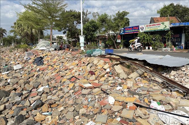 Kè Bạch Đằng bị sạt lở sâu vào bên trong tuyến đường và khu vực dân cư. Ảnh: Tường Quân - TTXVN