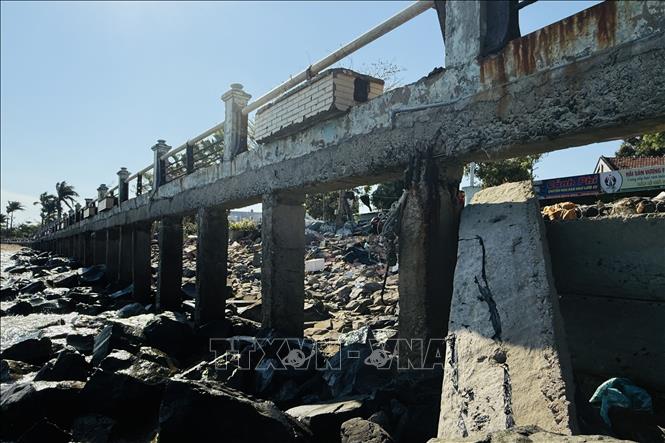 Sạt lở, sụt lún kè Bạch Đằng tạo nên các 