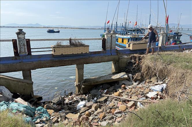 Một đoạn kè Bạch Đằng bị sụt lún tạo thành hố sâu trong nhiều năm nhưng chưa được sửa chữa. Ảnh: Tường Quân - TTXVN