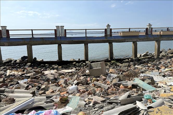 Thành kè Bạch Đằng bị sóng biển đánh sập, trơ khung một đoạn dài. Ảnh: Tường Quân - TTXVN