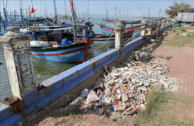 Nhiều đoạn kè Bạch Đằng bị hư hỏng được người dân san lấp đất đá tạm thời để tránh sạt lở thêm. Ảnh: Tường Quân - TTXVN