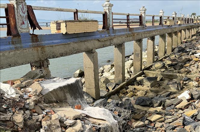 Nhiều mảng bê tông kè Bạch Đằng bị sóng biển đánh sập, trơ khung. Ảnh: Tường Quân - TTXVN