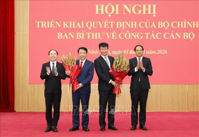 Các đồng chí Thường trực Tỉnh ủy Thái Nguyên chúc mừng các đồng chí được nhận quyết định về công tác cán bộ tại hội nghị. Ảnh: Đức Phương - TTXVN