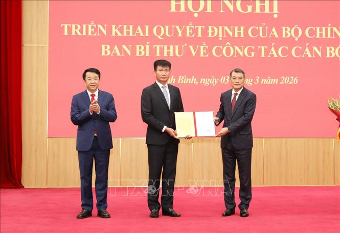 Đồng chí Lê Minh Hưng (phải), Ủy viên Bộ Chính trị, Bí thư Trung ương Đảng, Trưởng Ban Tổ chức Trung ương trao quyết định cho đồng chí Trần Huy Tuấn, Bí thư Tỉnh ủy Ninh Bình nhiệm kỳ 2025-2030. Ảnh: Đức Phương - TTXVN