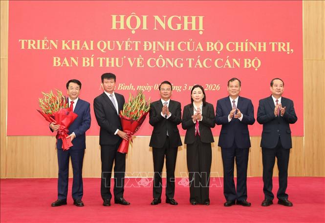 Thường trực Tỉnh ủy Ninh Bình chúc mừng các đồng chí được nhận quyết định về công tác cán bộ tại hội nghị. Ảnh: Đức Phương - TTXVN