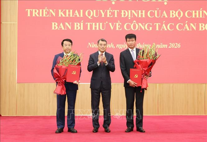 Đồng chí Lê Minh Hưng, Ủy viên Bộ Chính trị, Bí thư Trung ương Đảng, Trưởng Ban Tổ chức Trung ương tặng hoa chúc mừng các đồng chí được nhận quyết định về công tác cán bộ tại hội nghị. Ảnh: Đức Phương - TTXVN