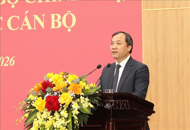 Đồng chí Hoàng Trung Dũng, Ủy viên Trung ương Đảng, Phó trưởng Ban Thường trực Ban Tổ chức Trung ương công bố các quyết định về công tác cán bộ tại hội nghị. Ảnh: Đức Phương - TTXVN