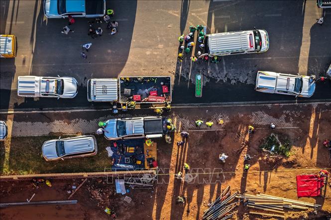 Lực lượng cứu hộ được triển khai tại hiện trường vụ sập nhà ở Johannesburg, Nam Phi ngày 2/3/2026. Ảnh: THX/TTXVN