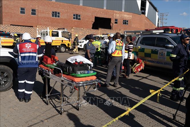 Lực lượng cứu hộ được triển khai tại hiện trường vụ sập nhà ở Johannesburg, Nam Phi ngày 2/3/2026. Ảnh: THX/TTXVN