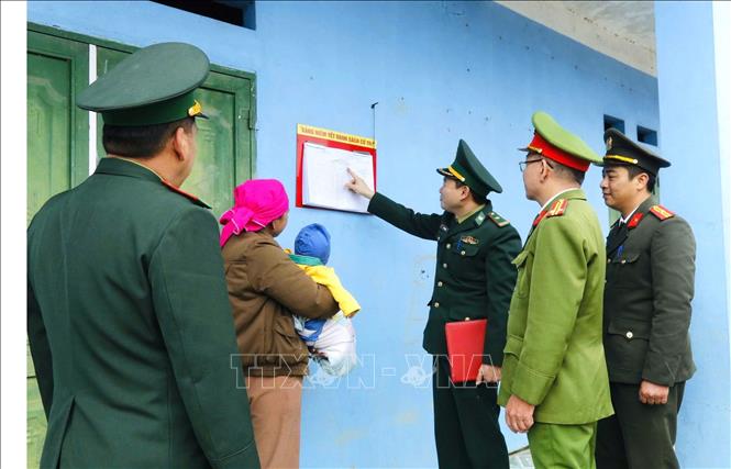 Các lực lượng Công an, Quân sự, Biên phòng và chính quyền xã Tùng Vài phối hợp tuyên truyền, hướng dẫn người dân nắm bắt thông tin về cuộc bầu cử đại biểu Quốc hội khóa XVI và đại biểu HĐND các cấp nhiệm kỳ 2026-2031. Ảnh: Hoàng Chính/TTXVN phát