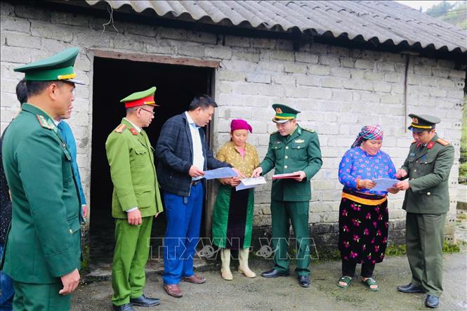 Lực lượng chức năng xã Tùng Vài (tỉnh Tuyên Quang) kiểm tra công tác niêm yết danh sách cử tri, kết hợp tuyên truyền, vận động nhân dân tham gia bầu cử, bảo đảm an ninh trật tự trên địa bàn. Ảnh: Hoàng Chính/TTXVN phát