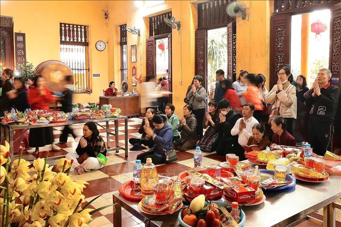 Người dân làm lễ cầu an trong dịp Rằm tháng Giêng tại chùa Quán Sứ. Vào những ngày đầu năm, nhiều người đến chùa dâng hương, chuẩn bị lễ vật và thành tâm khấn nguyện, mong một năm bình an, thuận lợi. Ảnh: Phạm Tuấn Anh - TTXVN