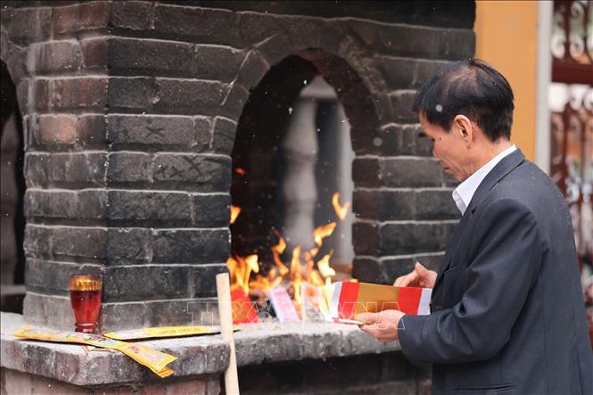 Người dân hóa vàng mã, gửi gắm ước nguyện về một năm mới bình an, thuận lợi và nhiều may mắn. Ảnh: Phạm Tuấn Anh - TTXVN