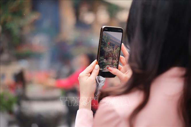 Người dân đến lễ chùa Quán Sứ (Hà nội). Ảnh: Phạm Tuấn Anh - TTXVN