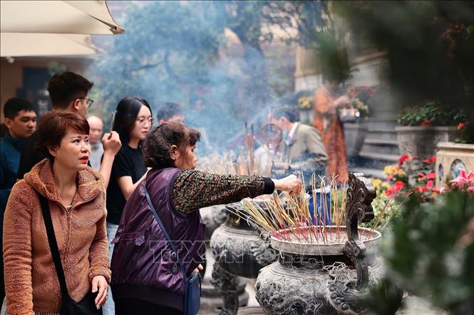 Người dân đến lễ chùa Quán Sứ (Hà Nội). Ảnh: Phạm Tuấn Anh - TTXVN