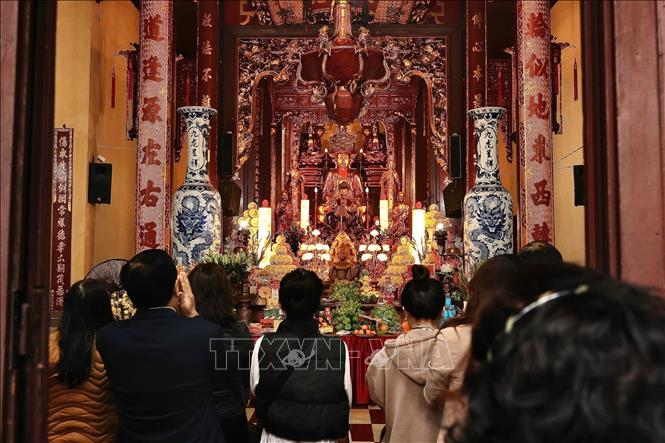 Người dân đến lễ chùa Quán Sứ (Hà Nội). Ảnh: Phạm Tuấn Anh - TTXVN